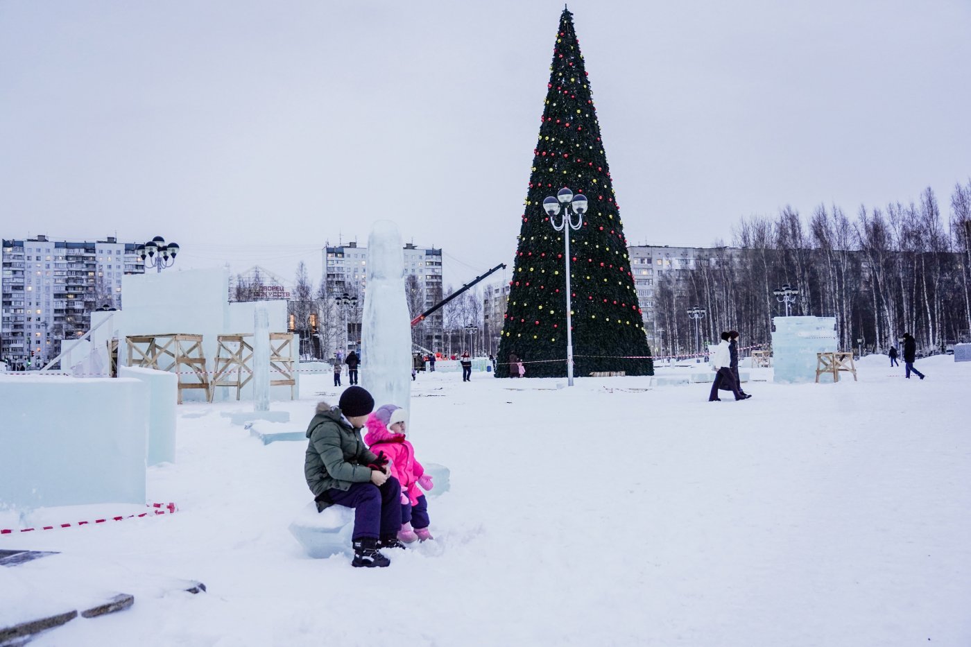 Погода на 14 дней в нижневартовске нижневартовск. Нижневартовск елка 2022. Нижневартовск Ледовый городок 2021. Ледяной городок Нижневартовск. Елка в Ханты-Мансийске 2022.