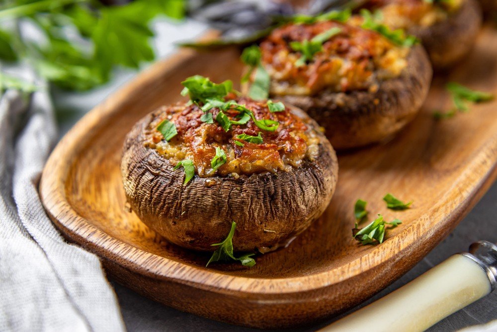 Блюда из шампиньонов. Фаршированные шампиньоны с гречкой и овощами.. Сом фаршированный грибами. Першампьоны фаршированный. Картинка брюква фаршированная грибами.