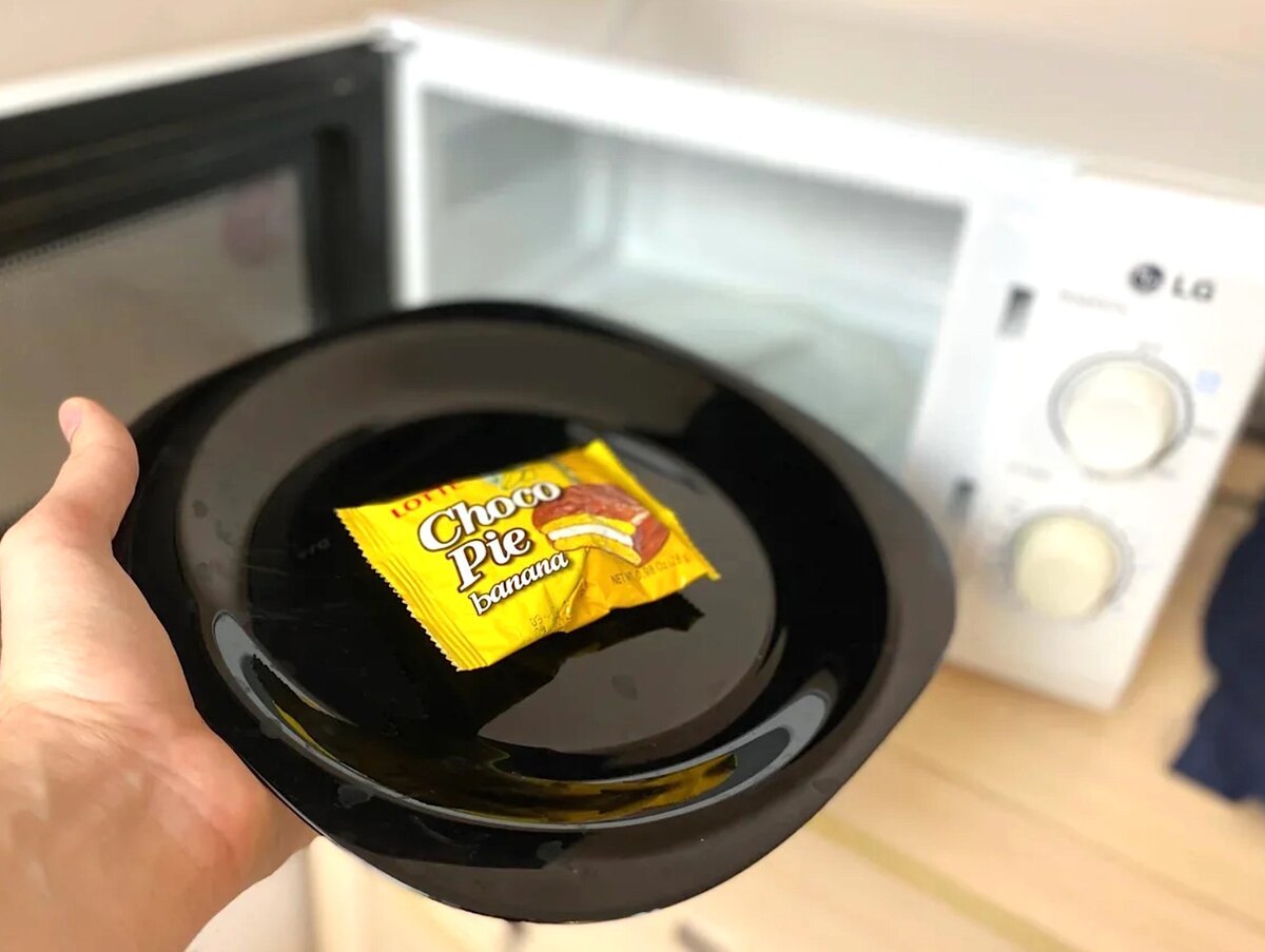 Контейнер для разогрева еды в микроволновке. Можно ли разогревать роллы в микроволновке. Открытая микроволновка с едой. Алюминиевая посуда в микроволновке. Человек наблюдает за едой в микроволновке.