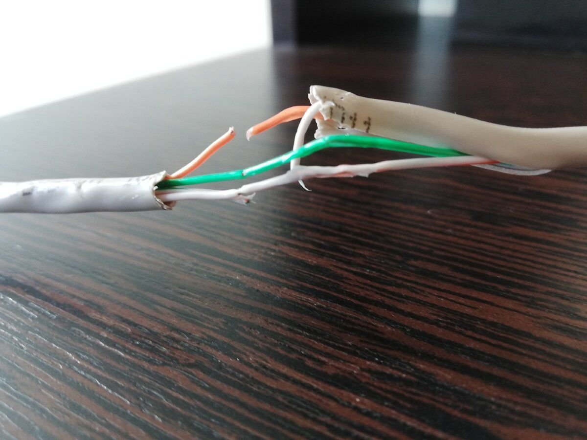 Шнур на разрыв. Соединение кабель интернета rj45 скрутка. Соединить rj45 скруткой. Порванный провод. Поврежденный провод интернета.