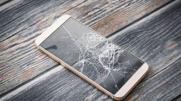 Не стоит пользоваться телефоном с разбитым стеклом.