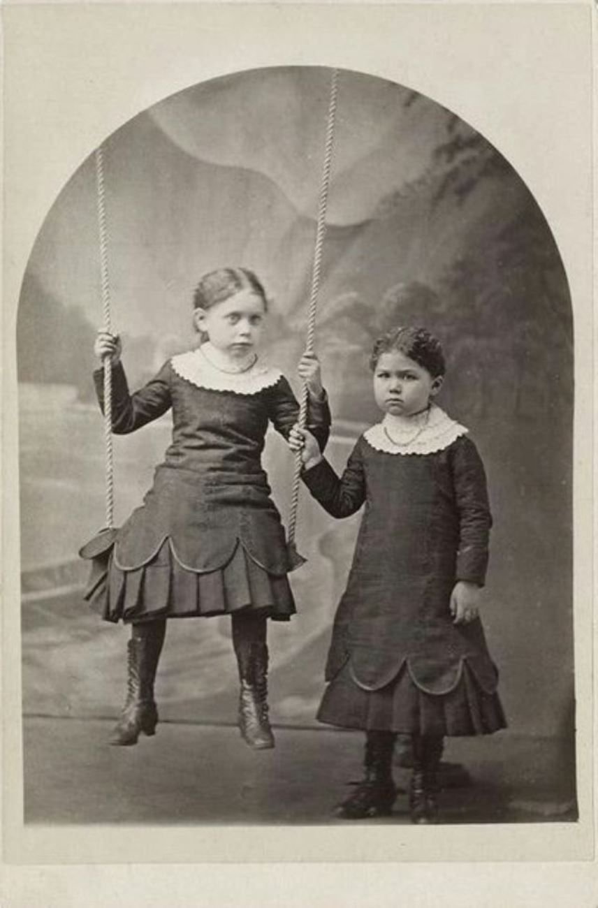 викторианская эпоха жители. странности викторианской эпохи. Post mortem викторианской эпохи. мортем викторианской эпохи семья. штатив для посмертной фотосъемки викторианской эпохи.