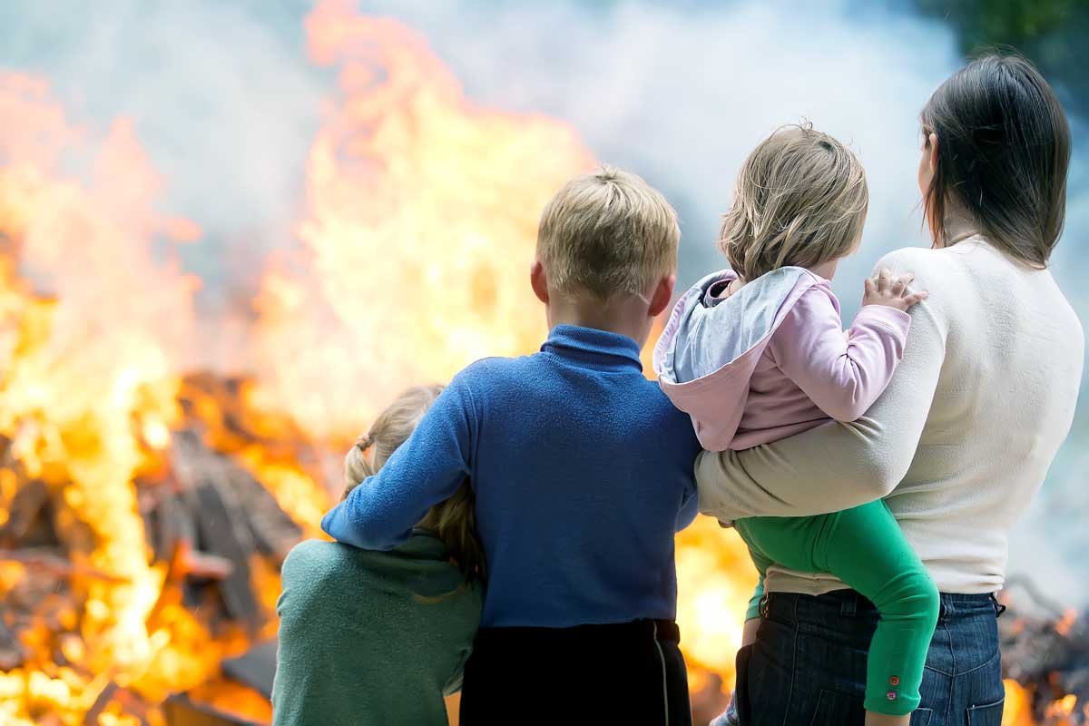 Родители пожарные. Огонь для детей. Спасаться от пожара. Пожар для детей. Семья и пожар.