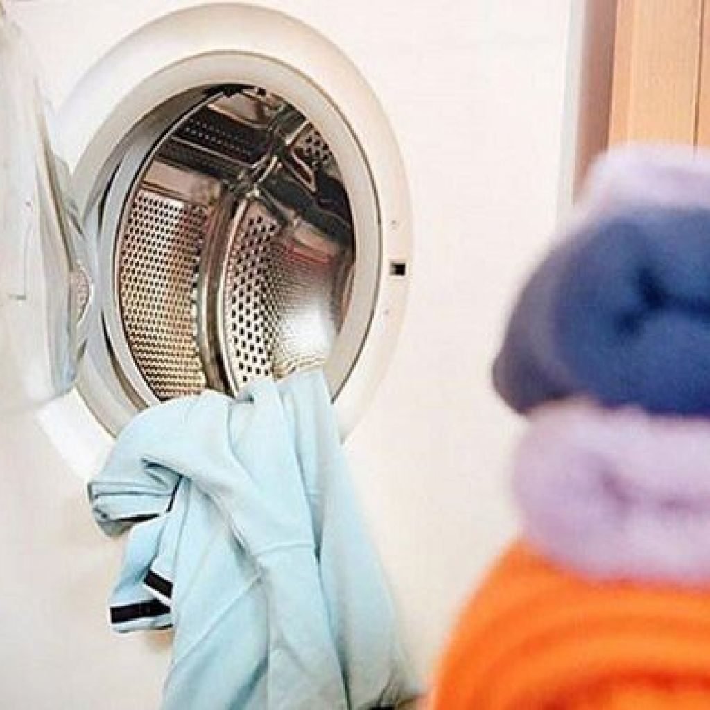 Стирка одеяла в прачечной. Стирка одеяла в стиральной. Стирка одеяла. Стирка пледов. Стирка пледа в стиральной машине.