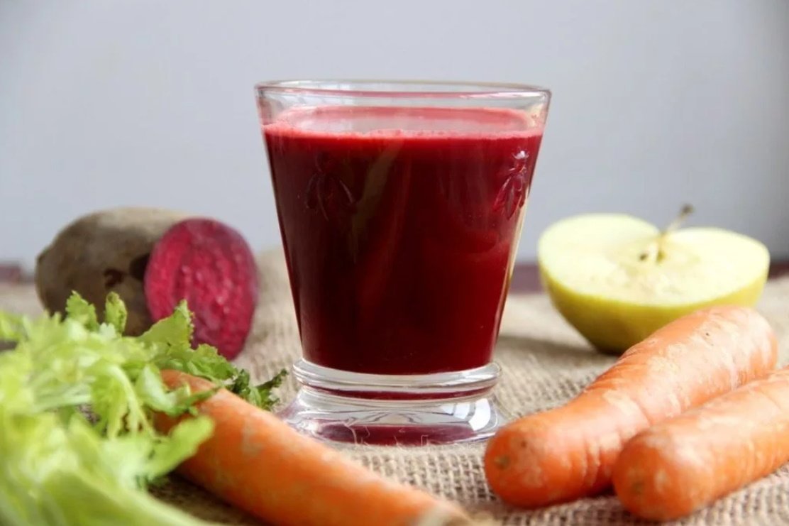 Какой сок можно при диабете 2. Свекольно-морковный сок. Свекольный сок. Сок свеклы и моркови. Сок свекла морковь яблоко.