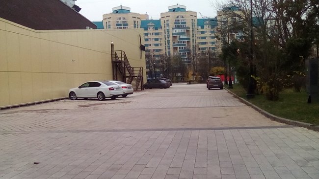 Заезд под кирпич. Знак кирпич. Заезд под кирпич. Парковка есть возле 13 школы. Проезд под кирпич.