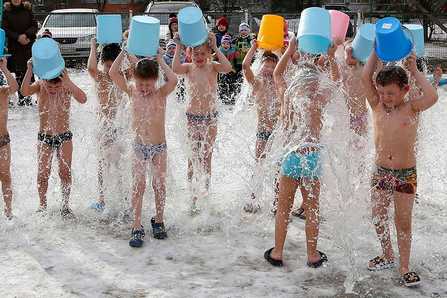 Обливание холодной водой картинки