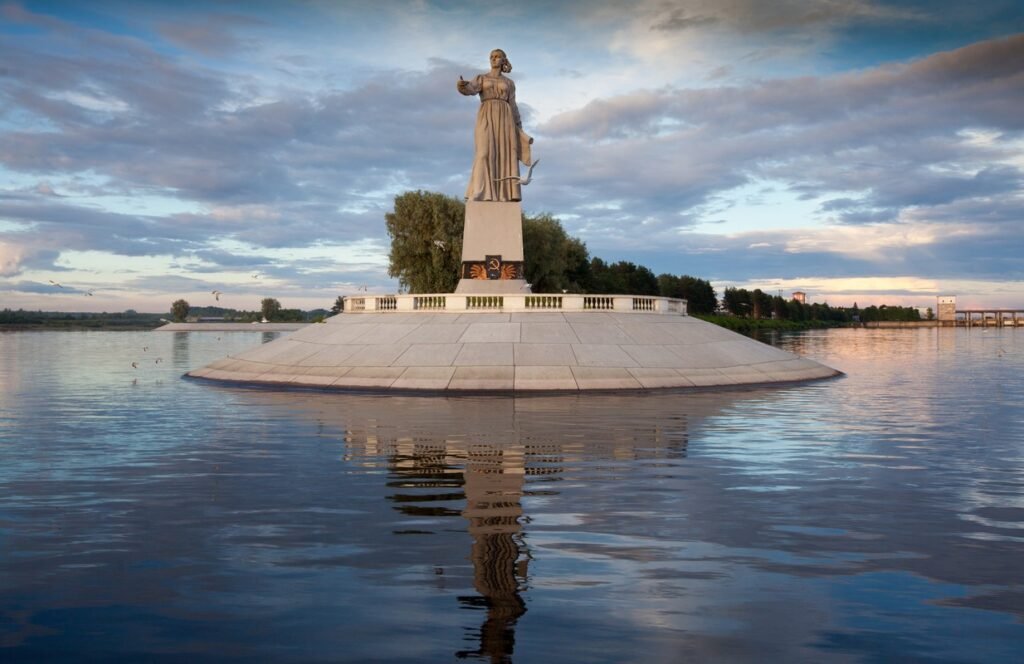 Скульптура мать волга