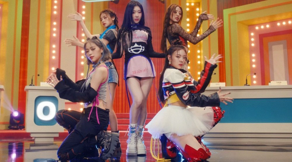 Itzy cheshire album. Itzy cheshire. Йежди. Itzy ryujin cheshire. Lia itzy cheshire.