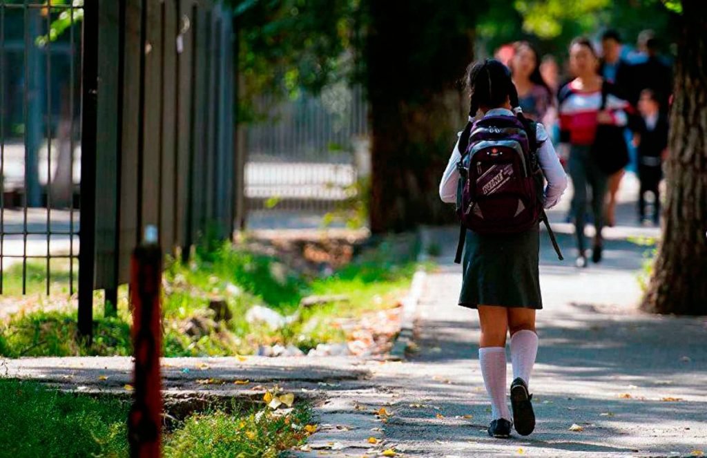 прийти в школу. самые красивые выпускницы. девочка пришла после школы. школьник идет домой. школьники идут в школу.