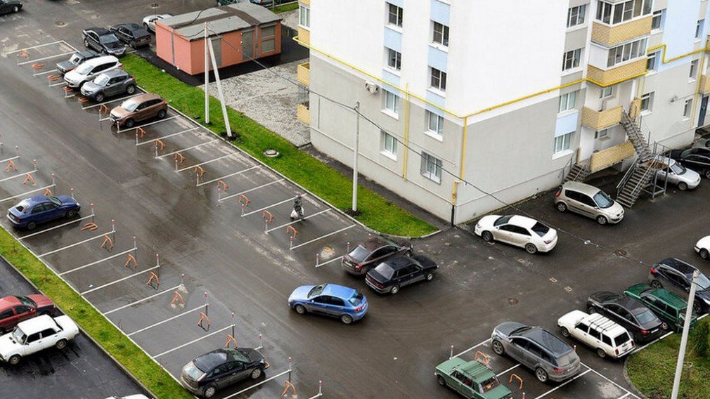 Парковка вблизи. Парковка во дворе. Парковки во дворах жилых домов. Парковка в многоквартирном доме. Парковка автомобилей во дворах жилых домов.