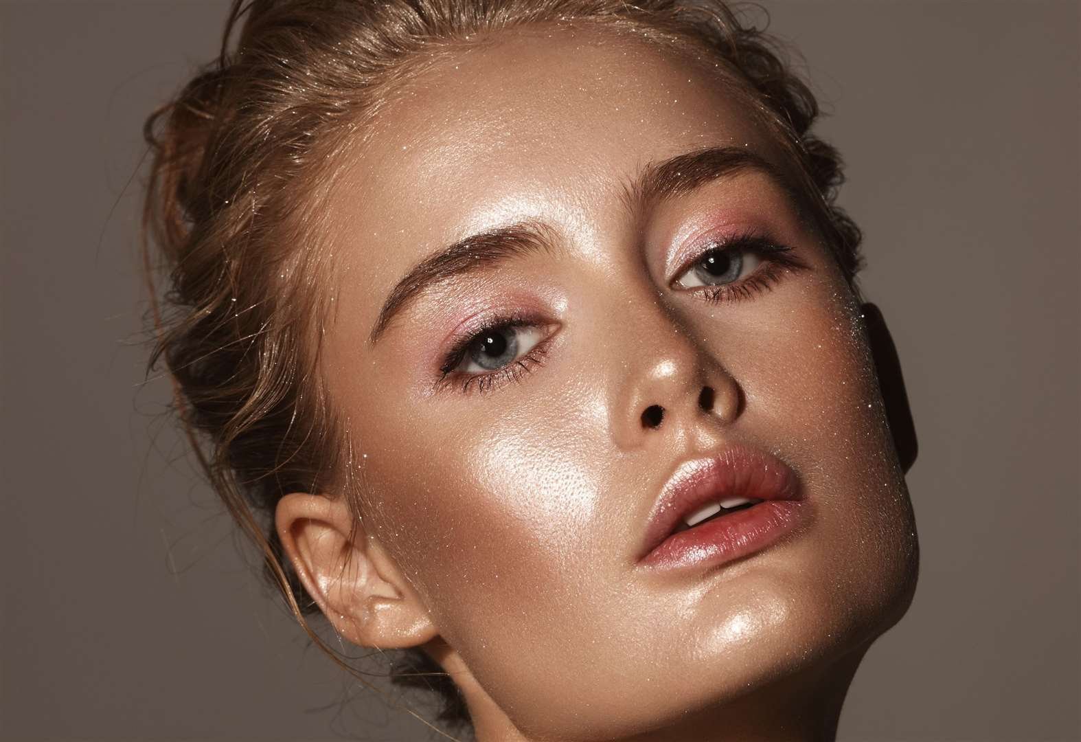 Хайлайтер на скулах. Как сделать лицо сияющим. Макияж мокрый эффект. Контуринг и стробинг. Как сделать лицо сияющим.