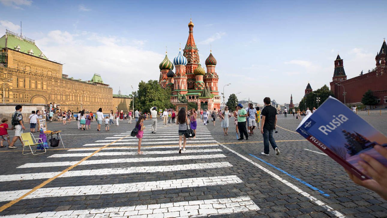 Туризм в москве. Москва красная площадь туристы. Красная площадь экскурсия. Туристы в России. Туризм в России.