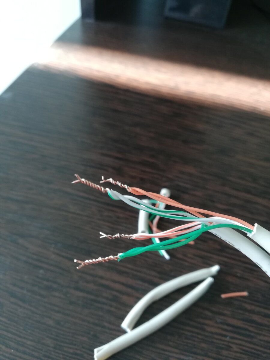 скрутка провода с изоляцией. соединить провода изолентой. как изолировать провода от воды. обмотка кабеля изолентой. изоляция проводов изолентой.