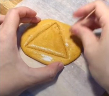 Печенька из игры в кольмара. Сахарные соты игра в кальмара распечатать. Печенье гете. Рецепт сотов из игры. Печенье дальгона из игры в кальмара.