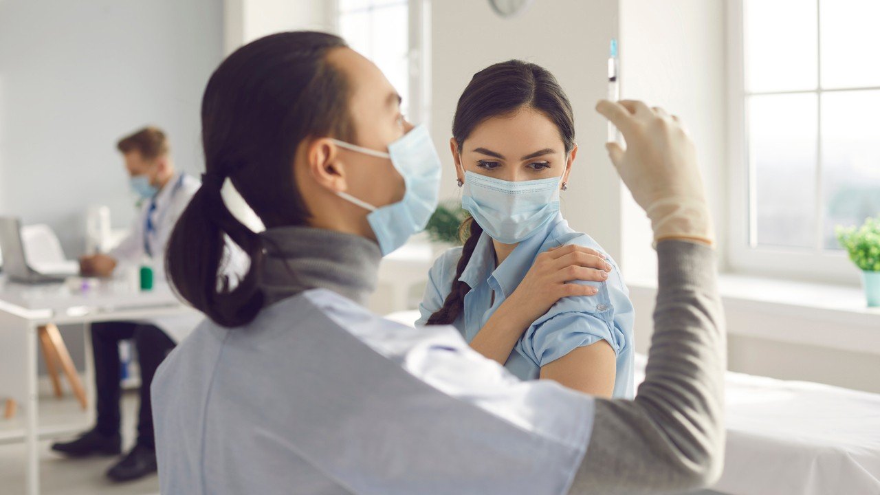 Doctor pulse. Медицина прививки. Прививки от гриппа в Москве 2021. Гриппа и коронавирусной инфекции фото.