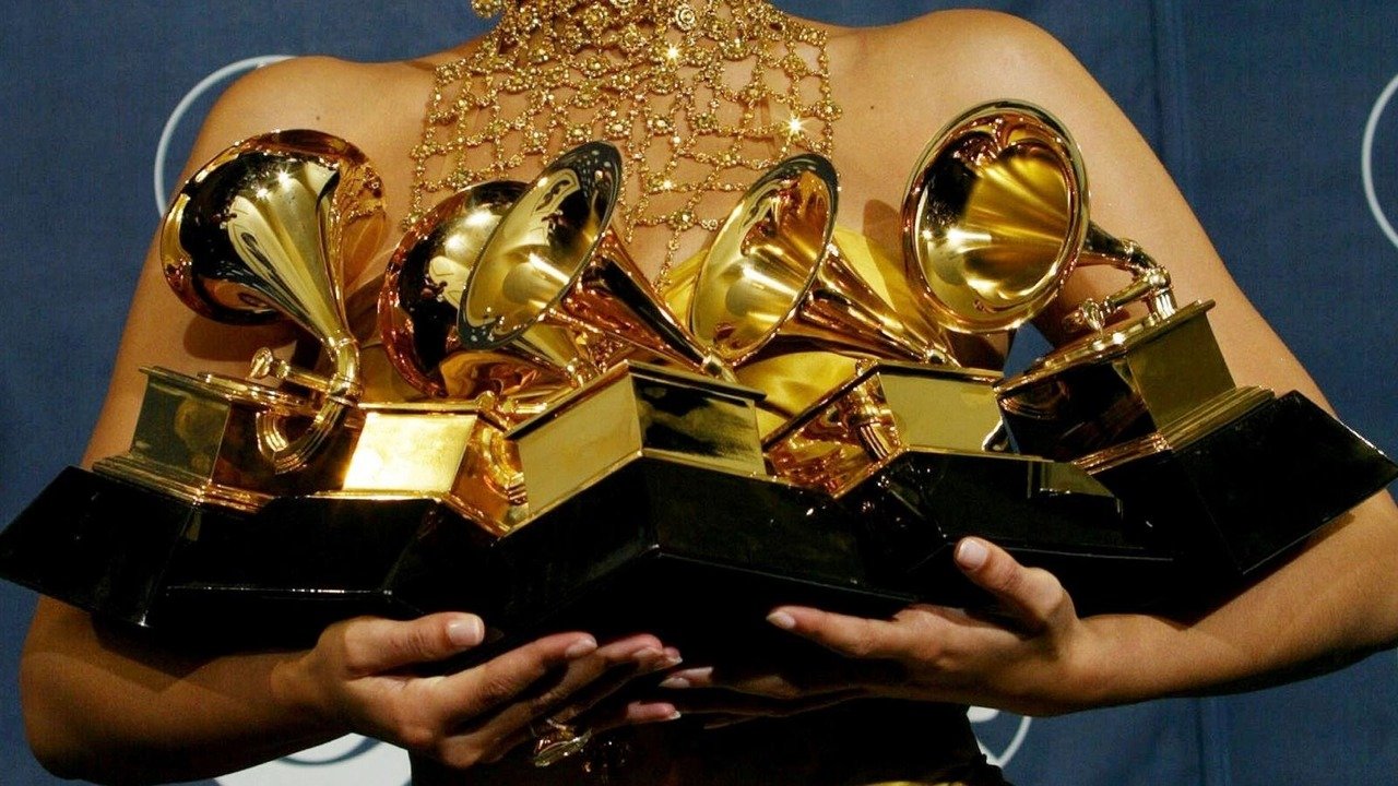 криштиану роналду золотой мяч 2017. церемония эмми. самые знаменитые награды россии. известные награды.