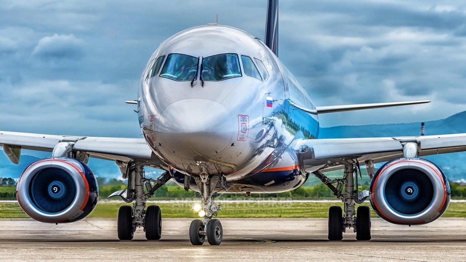 100 авиации. Суперджет 100. SSJ-100 самолет. Sukhoi Superjet 100. Супер Джет 100 самолет.