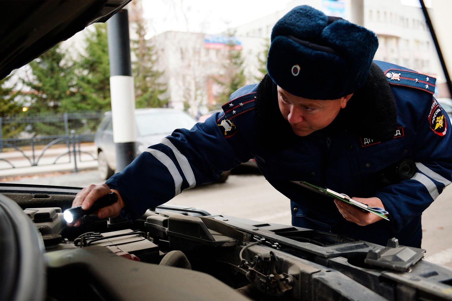 Проверка водителя. Осмотр транспортного средства. Осмотр автомобиля в ГИБДД. Техосмотр ГИБДД. ДПС осматривает автомобиль.