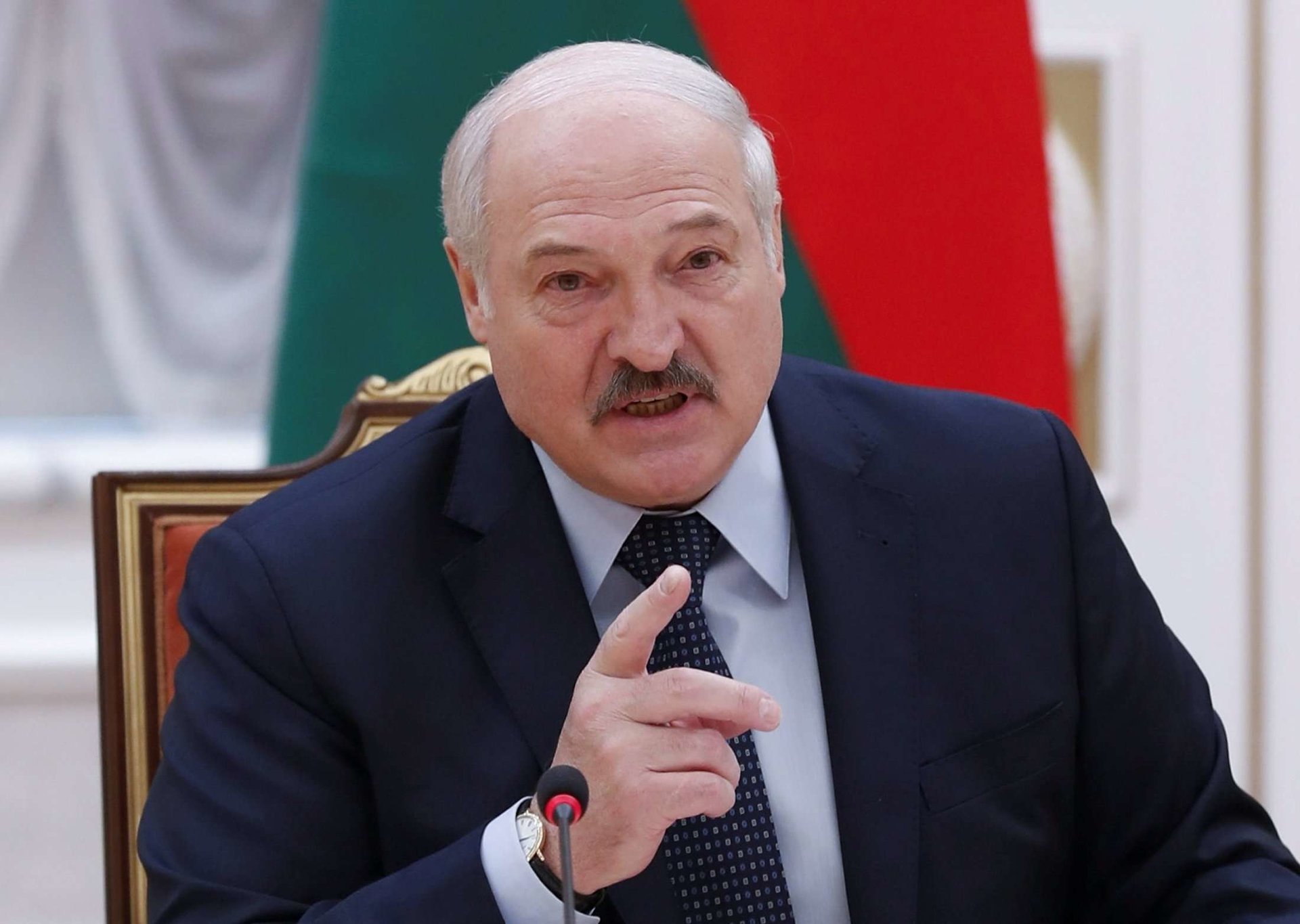 Лукашенко руки