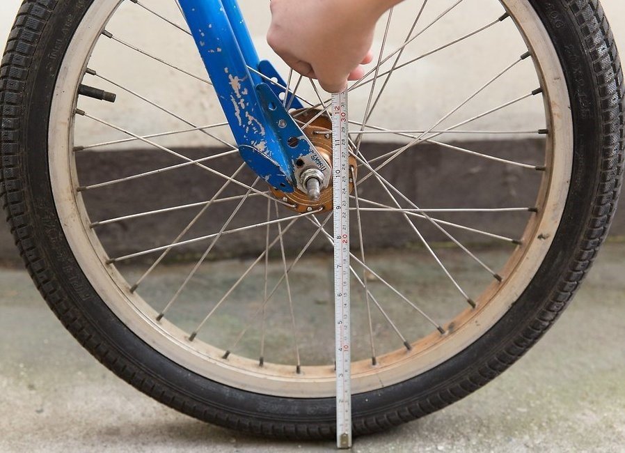 Какие должны быть колеса на велосипеде. Радиус колеса велосипеда 245. Велосипед с радиусом колёс 32. 20 Дюймов в см колесо велосипеда. Колесо велосипеда 26 дюймов радиус.