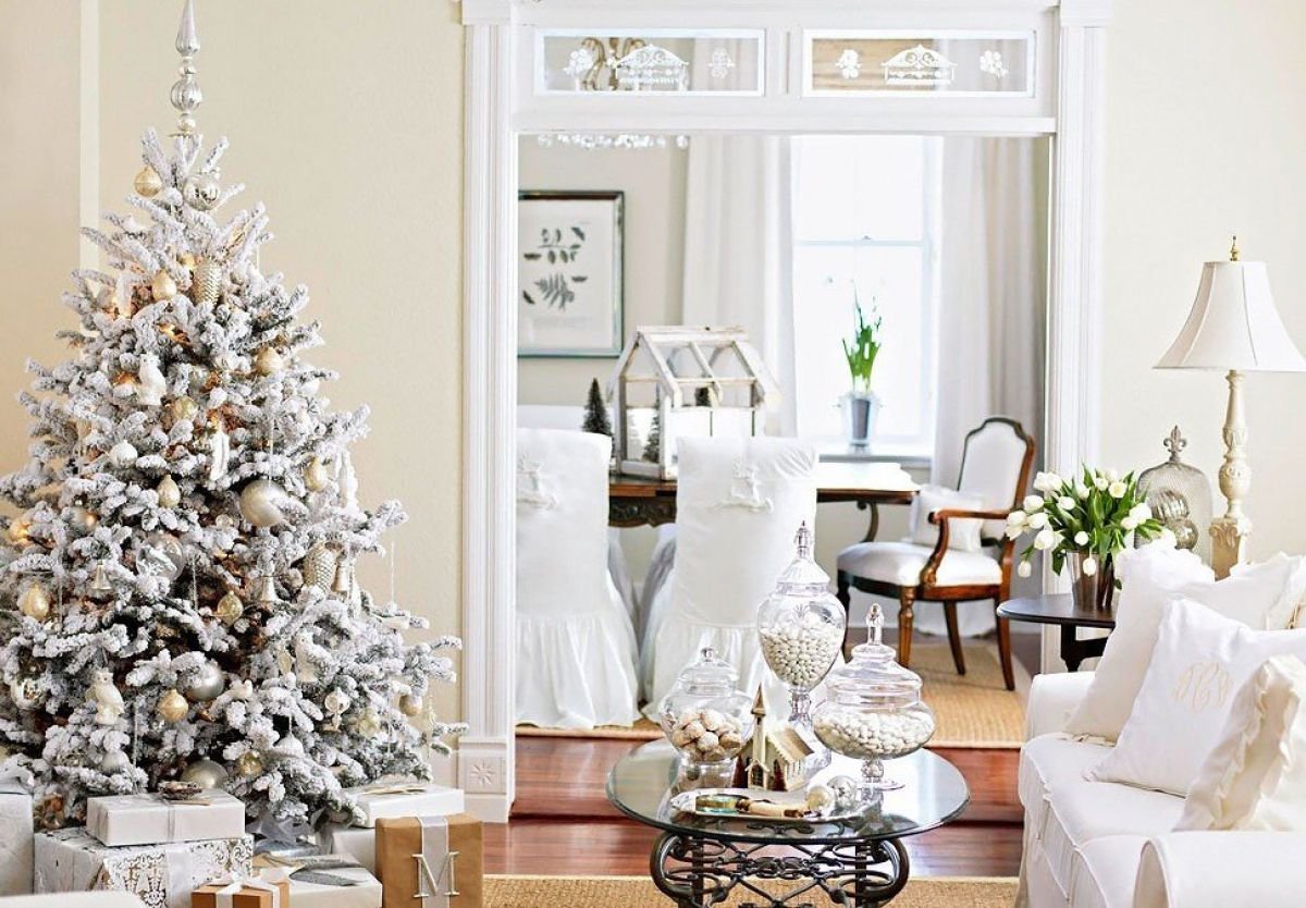 красивый балкон. цветы в интерьере квартиры. декор стен искусственными цветами. домашний декор. декоративные цветы для интерьера.