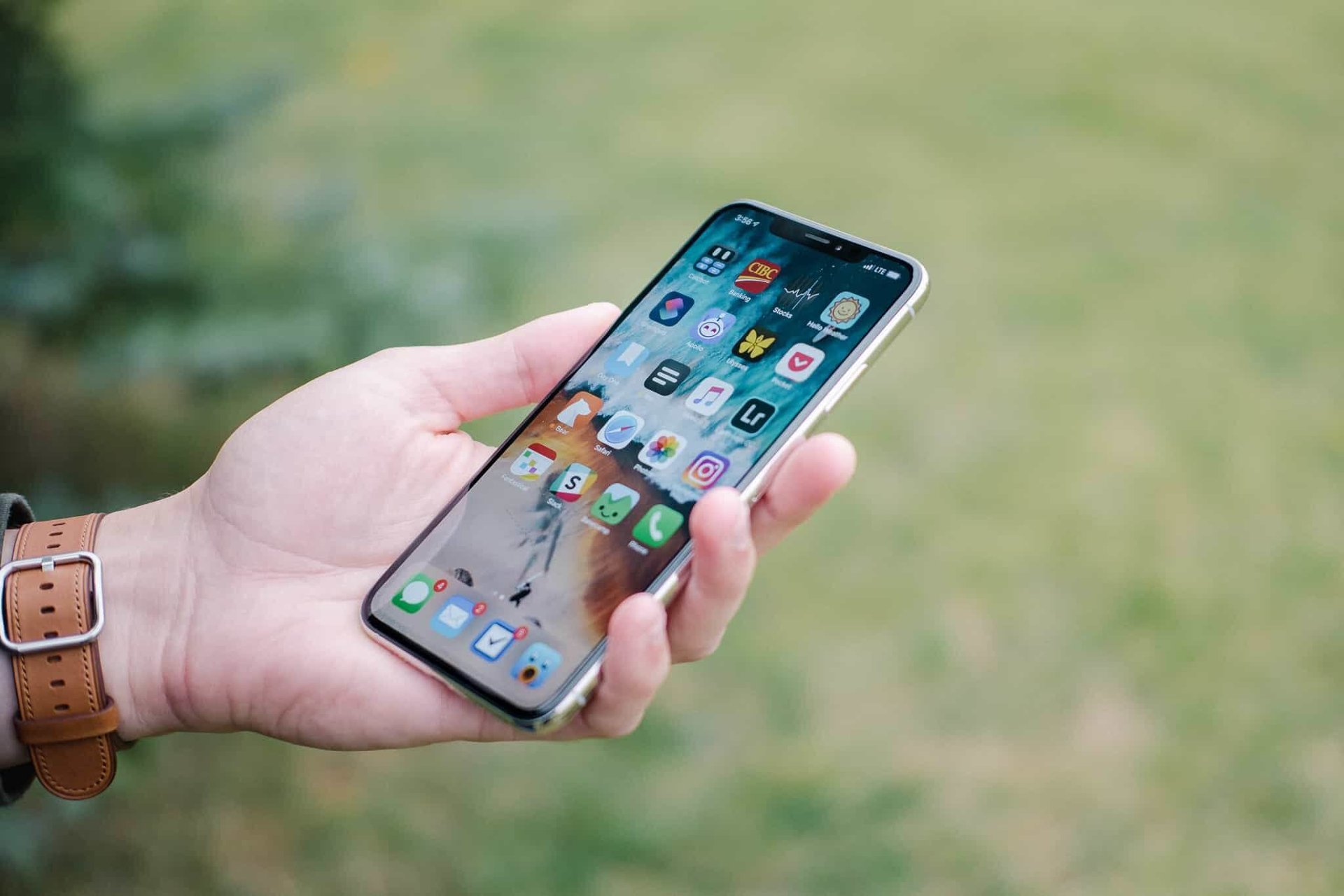 Iphone 16 обзор. IOS 16. IOS 16.5. Айфон в руке. Iphone XS Max в руке.