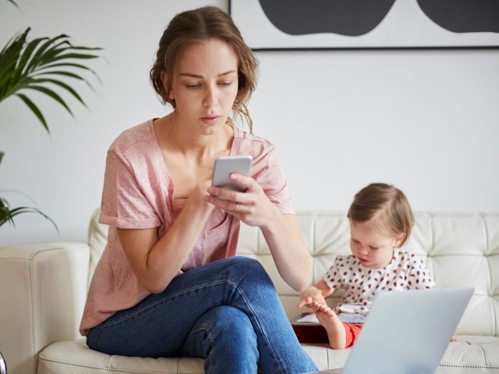 ребенок с телефоном. телефон для мамы. дети и родители с планшетом. мама с телефоном. деловая мама с дочкой.