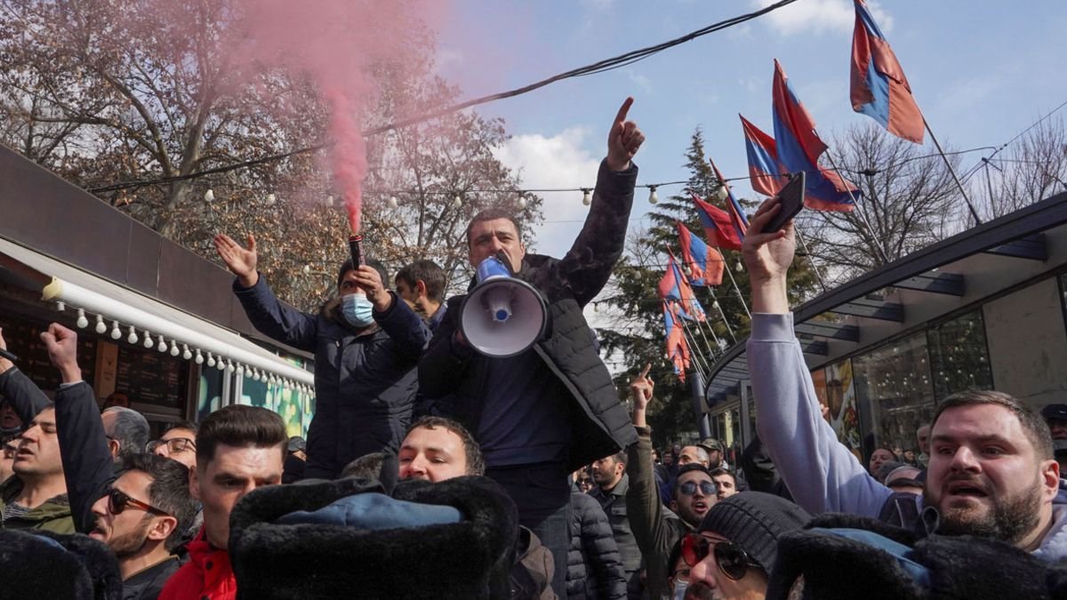 Армения ньюс новости. Протесты в Армении 2021. Протесты в Армении за Пашиняна. Протесты в Армении в 1988. Армянская оппозиция в Ереване (2008).