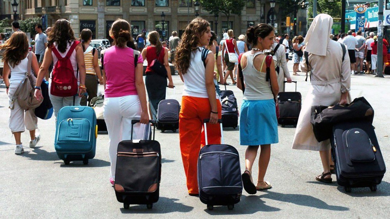 наши туристы с чемоданами