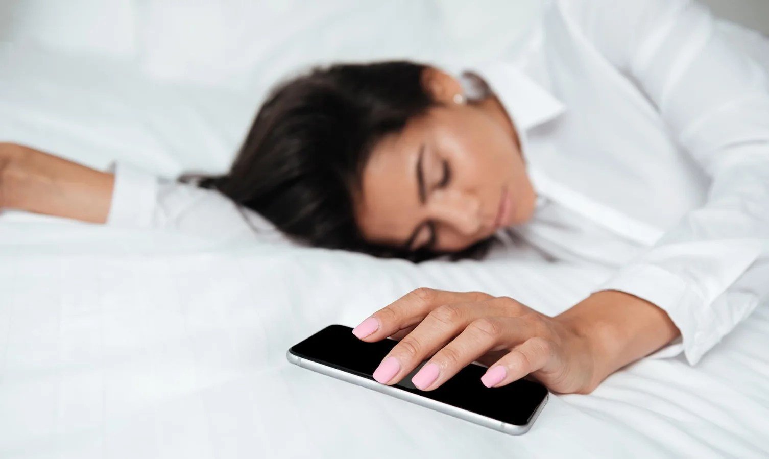 Включи экран спать. Спящий человек с телефоном. Уснул с телефоном. Спать рядом с телефоном.