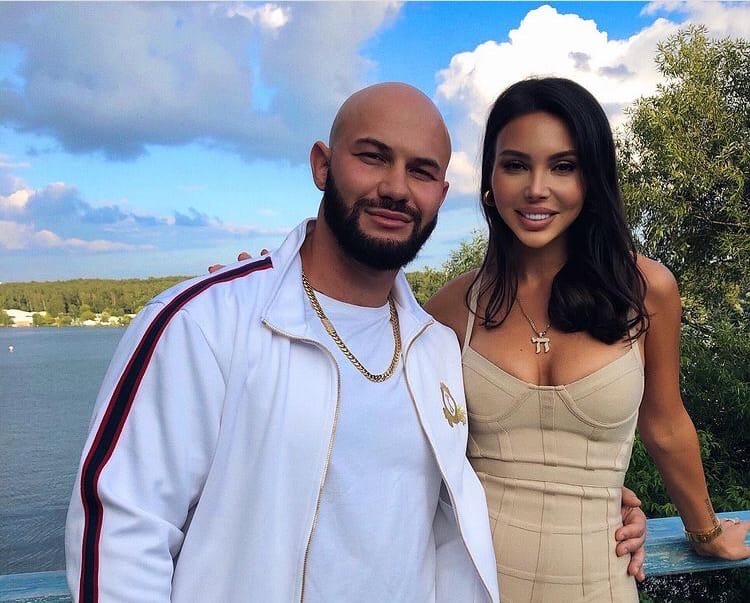 Почему дети Оксаны Самойловой и Джигана носят разные