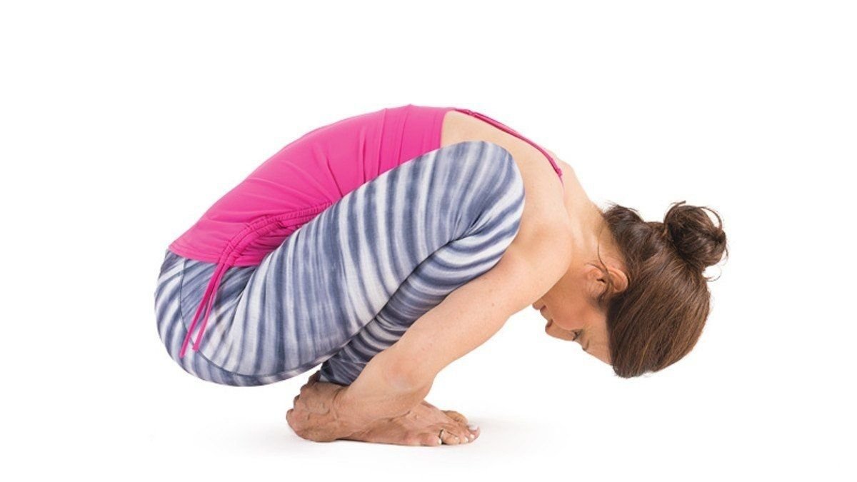 поза гирлянды. поза гирлянды. поза гирлянды йога. поза гирлянды в йоге польза. маласана йога.