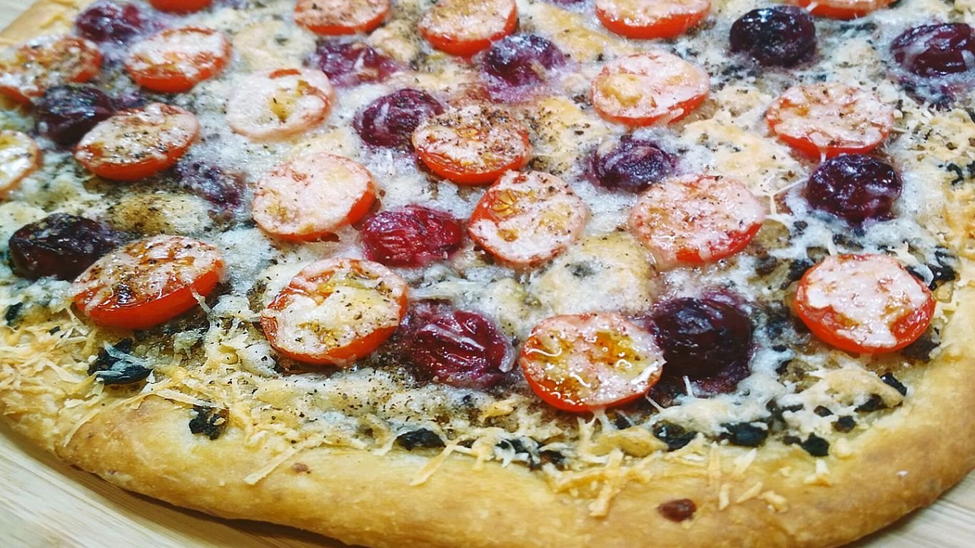 Пицца с помидорами черри
