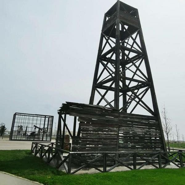 первая в мире нефтяная скважина была пробурена. первая нефтяная скважина биби-эйбат. первые нефтяные скважины в мире. первая нефтяная скважина в баку. нефтяная скважина баку.