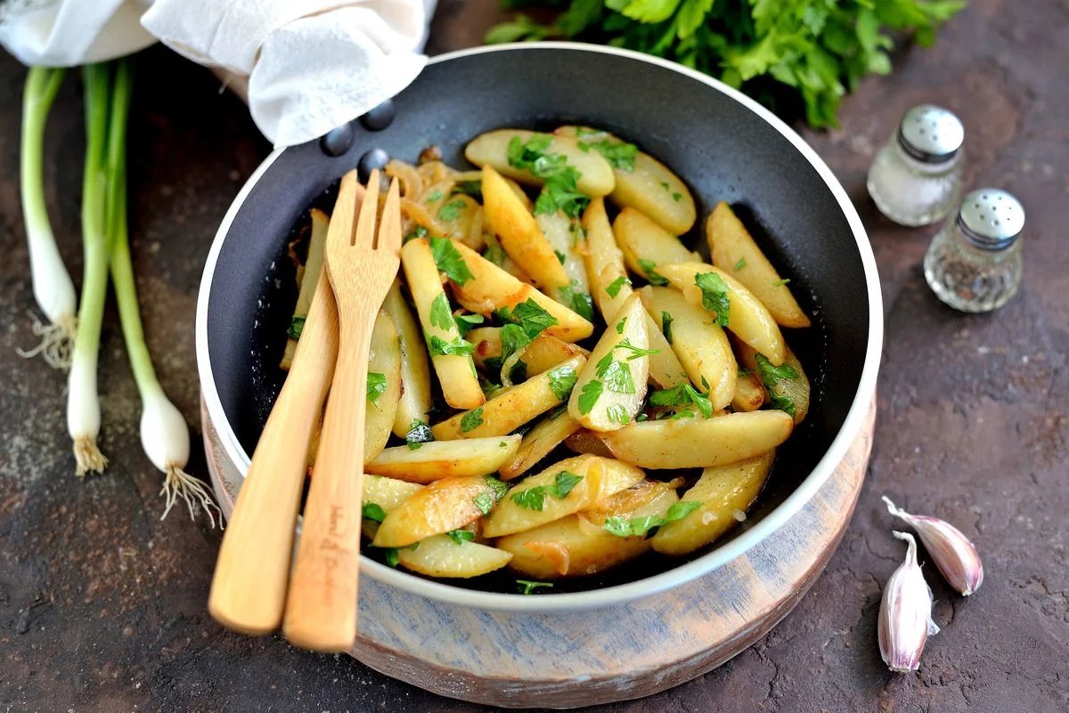 Рецепт жареная картошка с луком на сковороде. Жареная картошка. Жареная картошка с луком. Жареная картошка с луком на сковороде. Картофель жареный с луком.