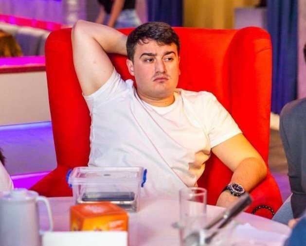 Куда пропал со сцены Айдамир Мугу и чем исполнитель хита