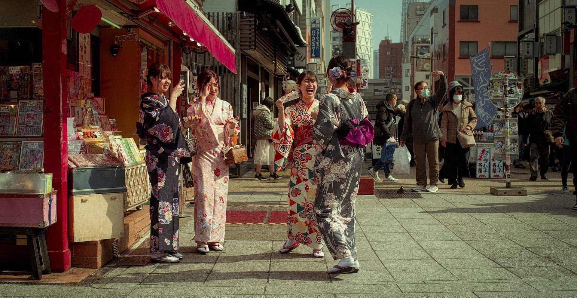 Японцы в кимоно на улице