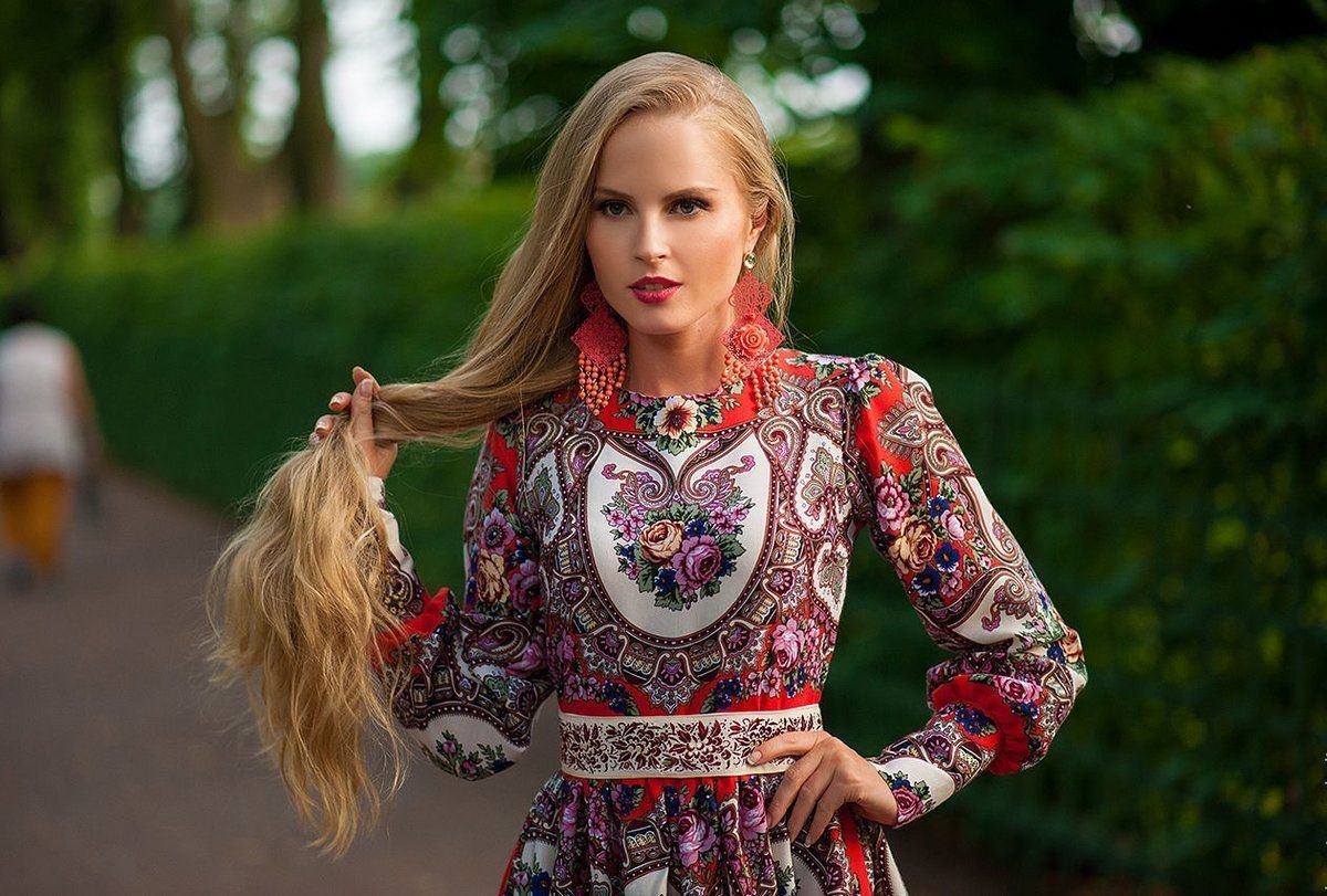 Девушка в славянском платье