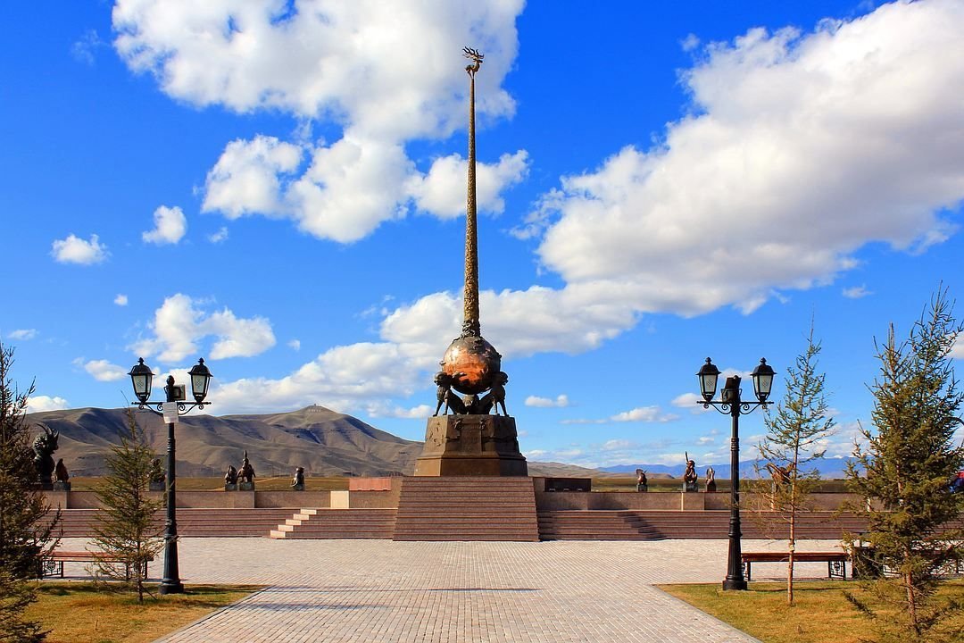 республика тываенто азии. обелиск «центр азии». центр тывы. ленина 7 кызыл центр тувинской культуры. памятник центр азии в кызыле.