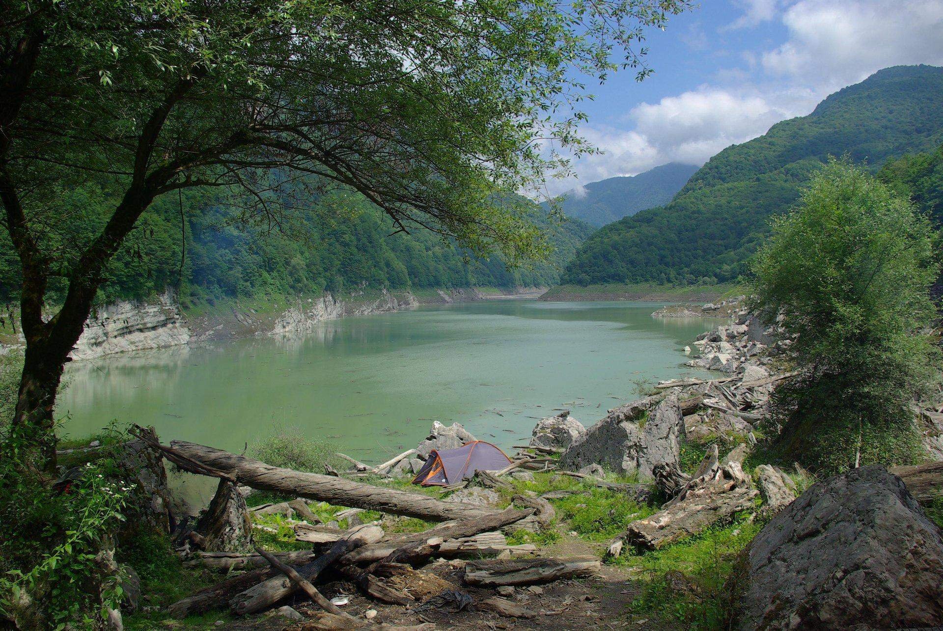 Почему после ванны вытекает вода