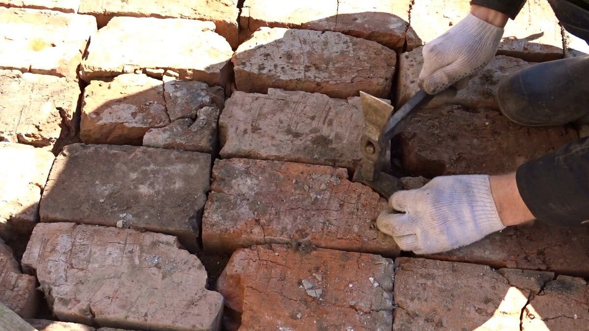 Использованные кирпичи. Строительные материалы кирпич. Дом из битого кирпича. Пережженный кирпич. Стройка кирпичи.