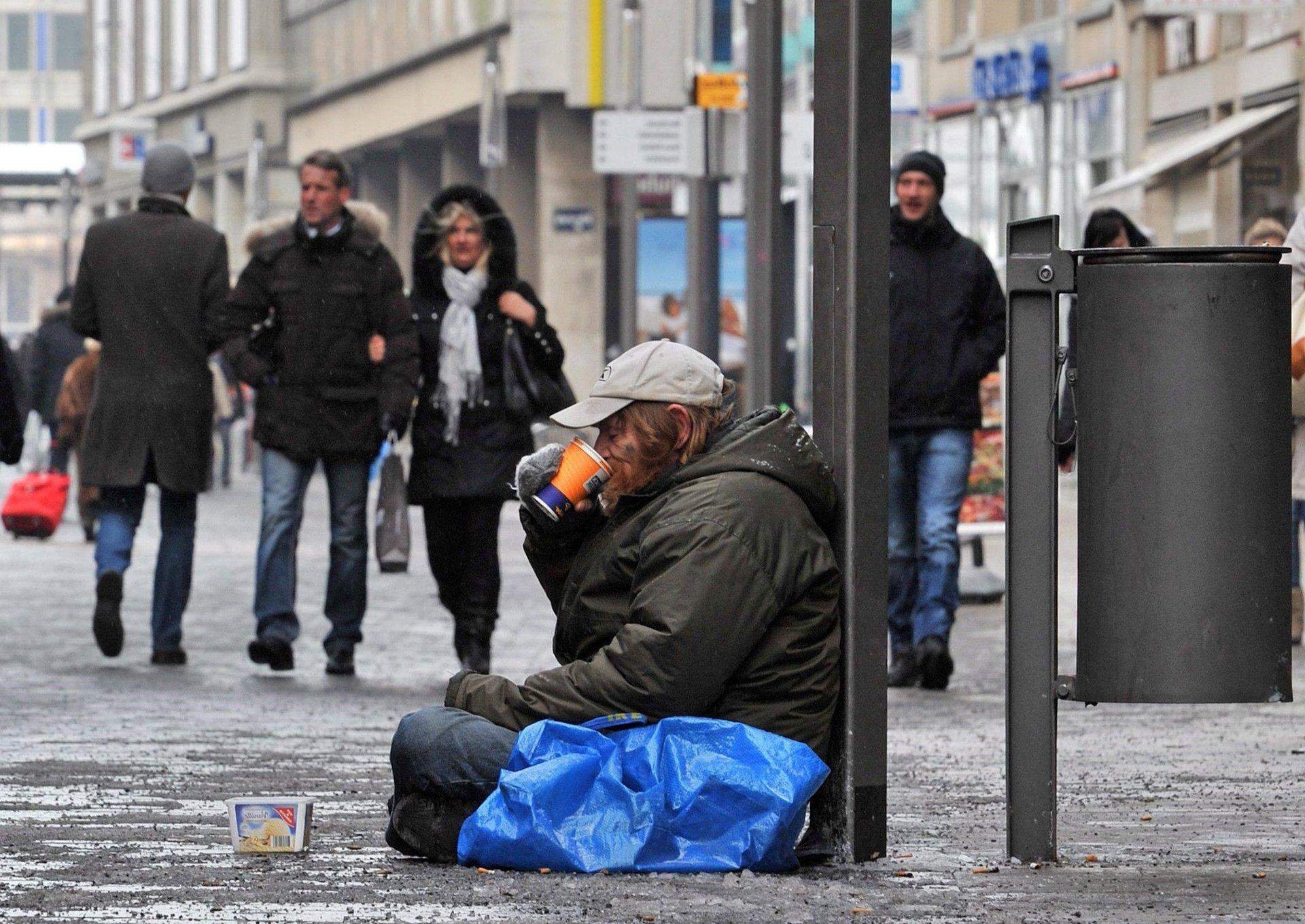 Люди станут беднее. Нищие в Германии.