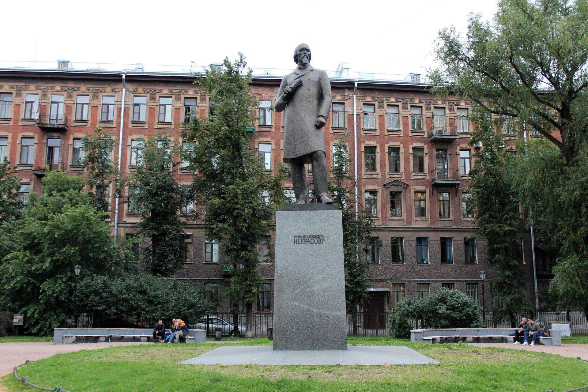 Памятник Некрасова в Санкт-Петербурге