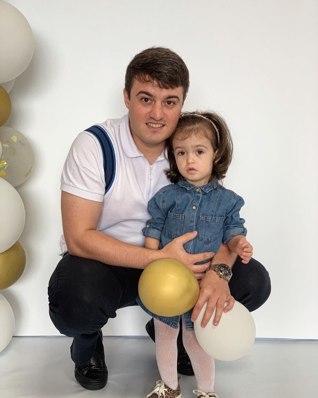 Куда пропал со сцены Айдамир Мугу и чем исполнитель хита