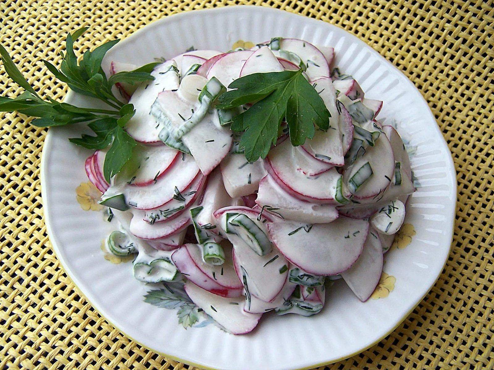 Салат из свежих огурцов и моркови со сметаной