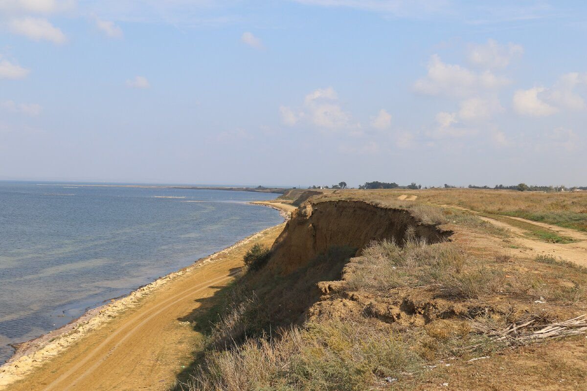 Погода в тамани краснодарский край на 10. Тамань Краснодарский край. Тамань пляж Лермонтова. Тамань обрывистый берег. Тамань набережная 2022.