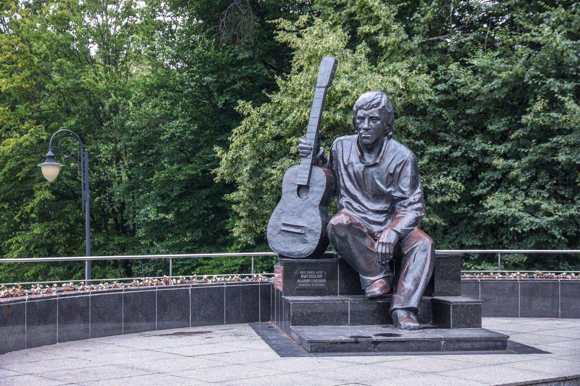 памятник высоцкому в москве на ваганьковском кладбище