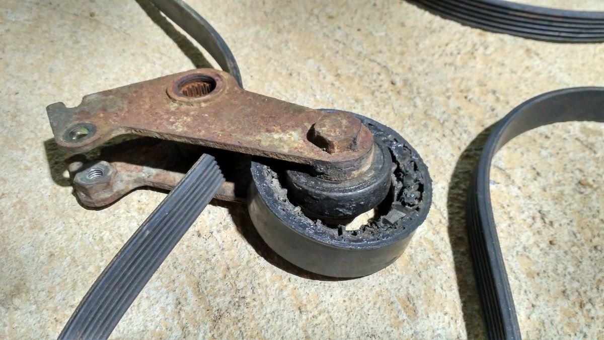 Liebherr 924 099 обрыв приводного ремня. Обрыв приводного ремня. Порвался приводной ремень генератора. 5. Неисправности ремня генератора.