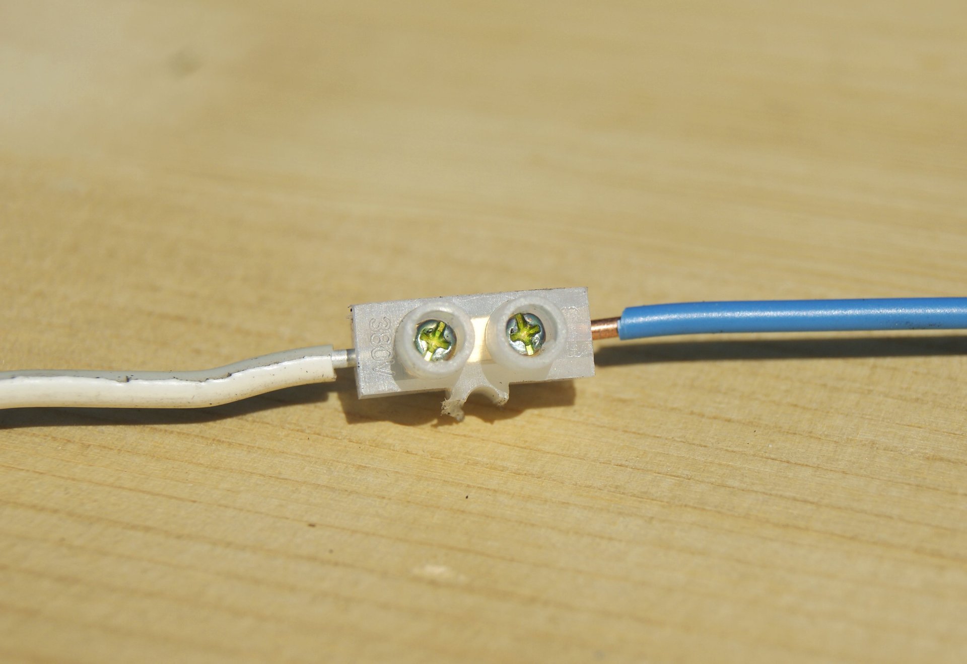 Соединение алюминиевых и медных. Соединение проводов алюминий и медь. Соединение проводов алюминий и медь. Болтовое соединение кабеля 4х25. Клеммник для распаячных коробок сип 4х16 алюминий медь.